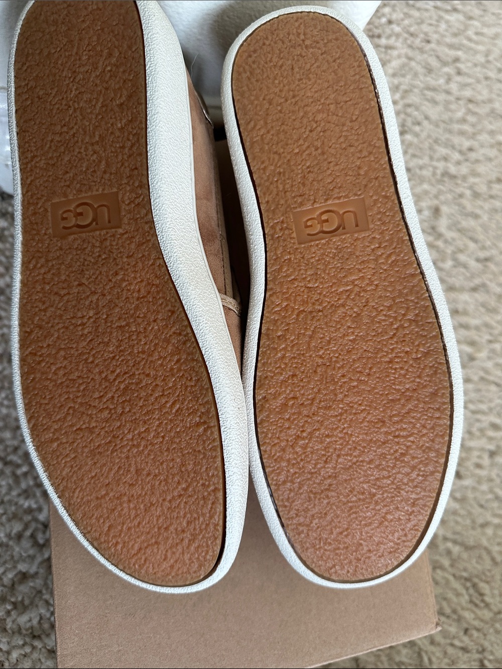 Ugg Women’s slip on soft suede shoes - Picture 6 of 7
